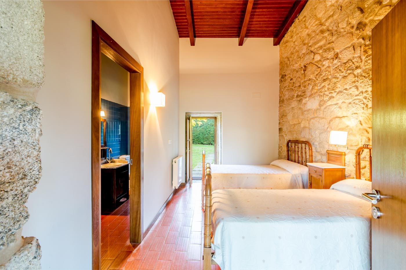 En suite con dos camas con acceso al jardín trasero