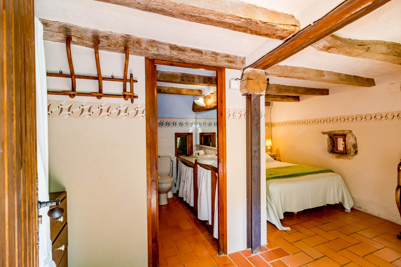 It has one bedroom with ensuite facilities