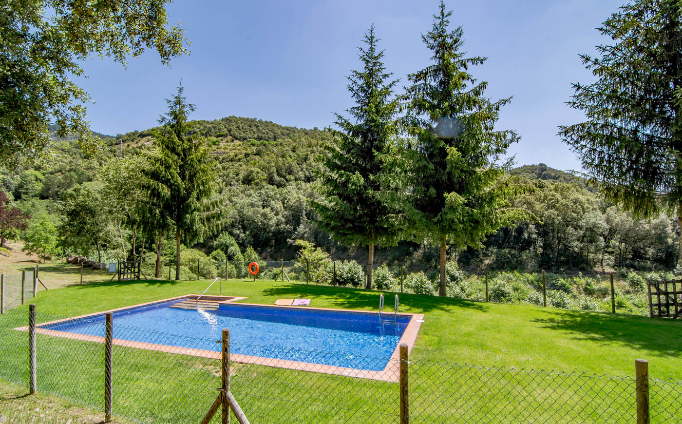 Pool with lawned gardens (no sunloungers)