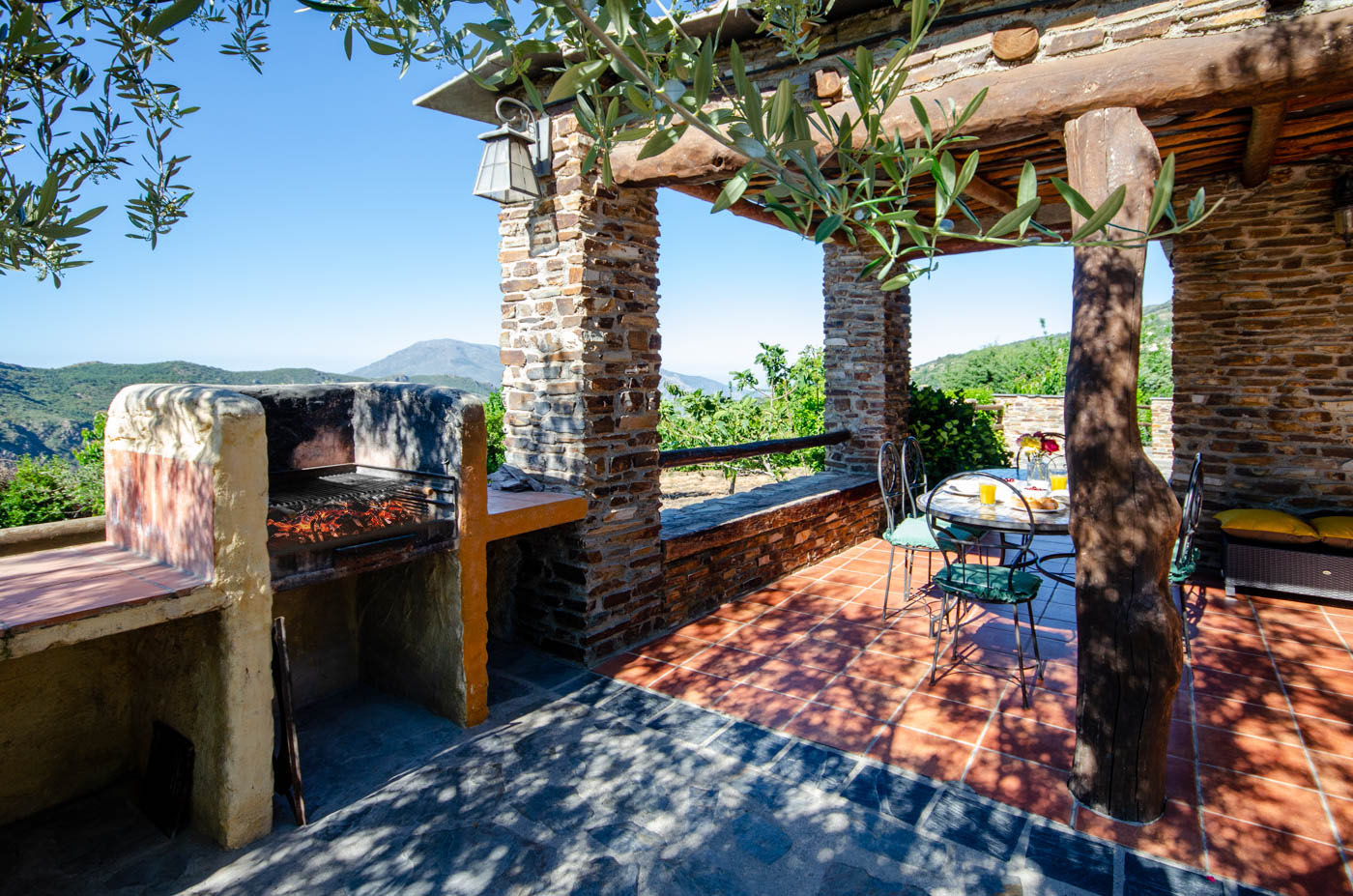 Zona de barbacoa con porche amueblado, de fácil acceso