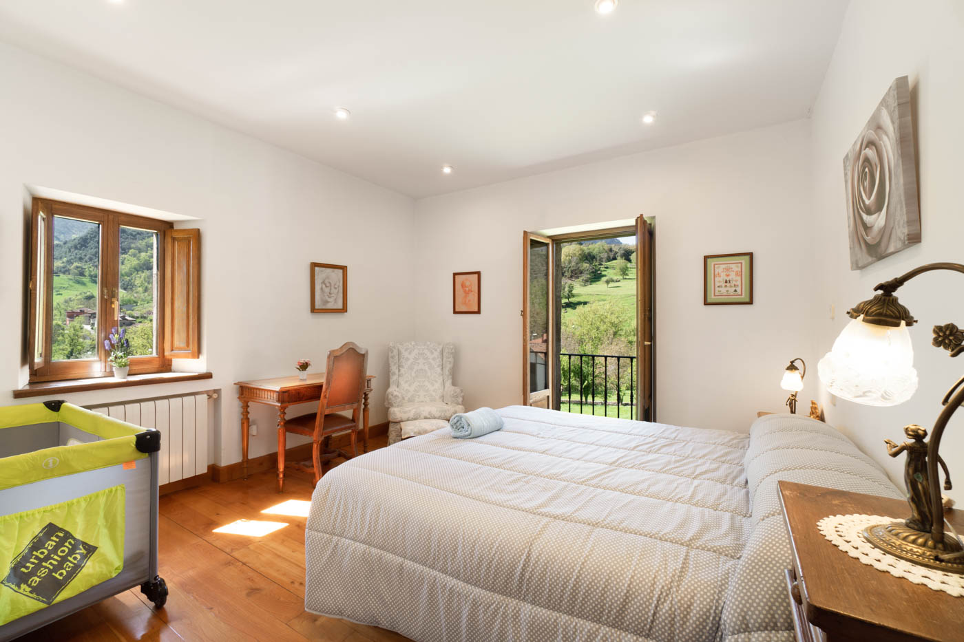 Habitación con cama de matrimonio y balcón pequeño.