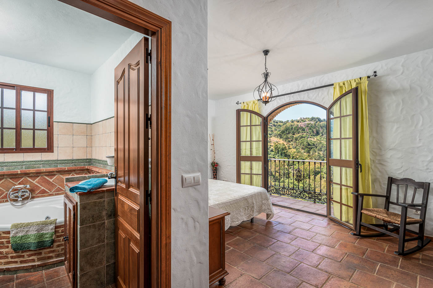 El dormitorio principal dispone de baño propio con jacuzzi