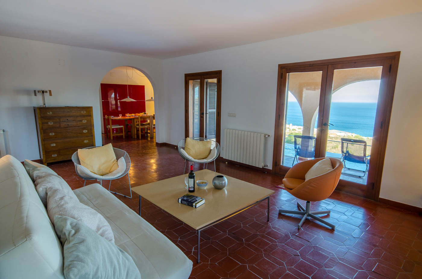 Las salas de estar son luminosas con puertas a terrazas