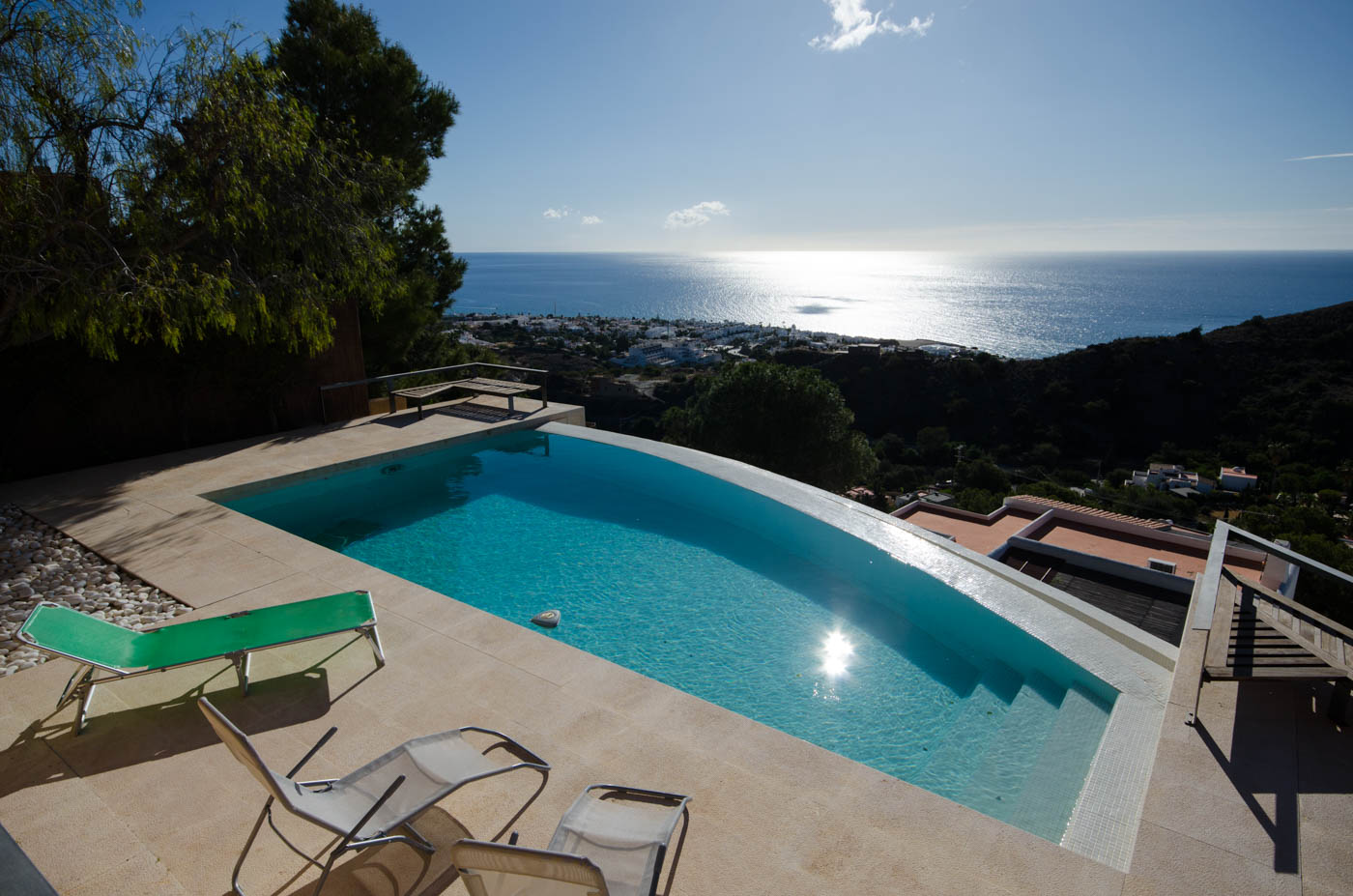 La piscina es totalmente privada y no es visible desde arriba