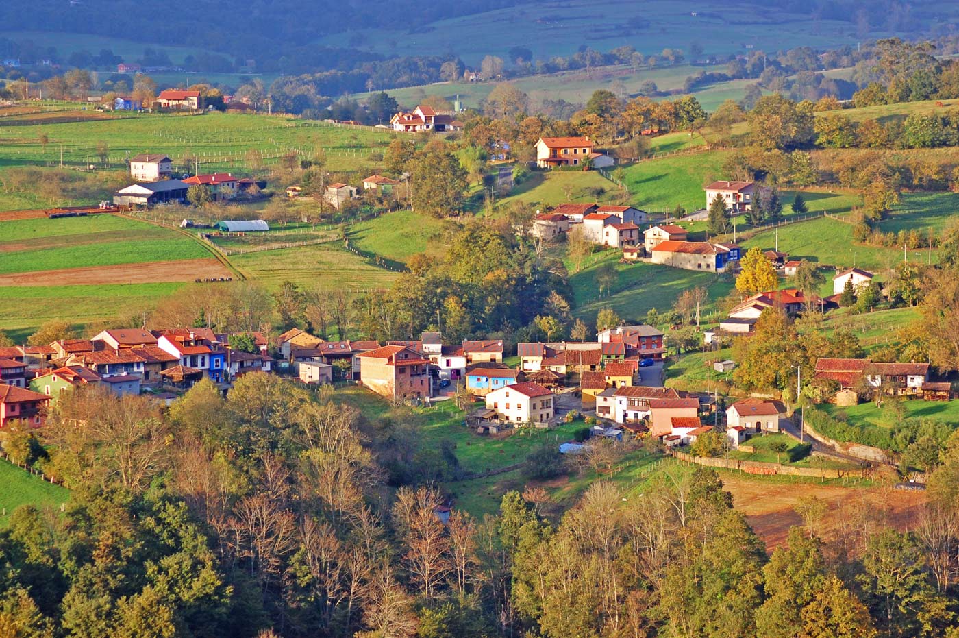 La propiedad se encuentra al borde del pequeño pueblo