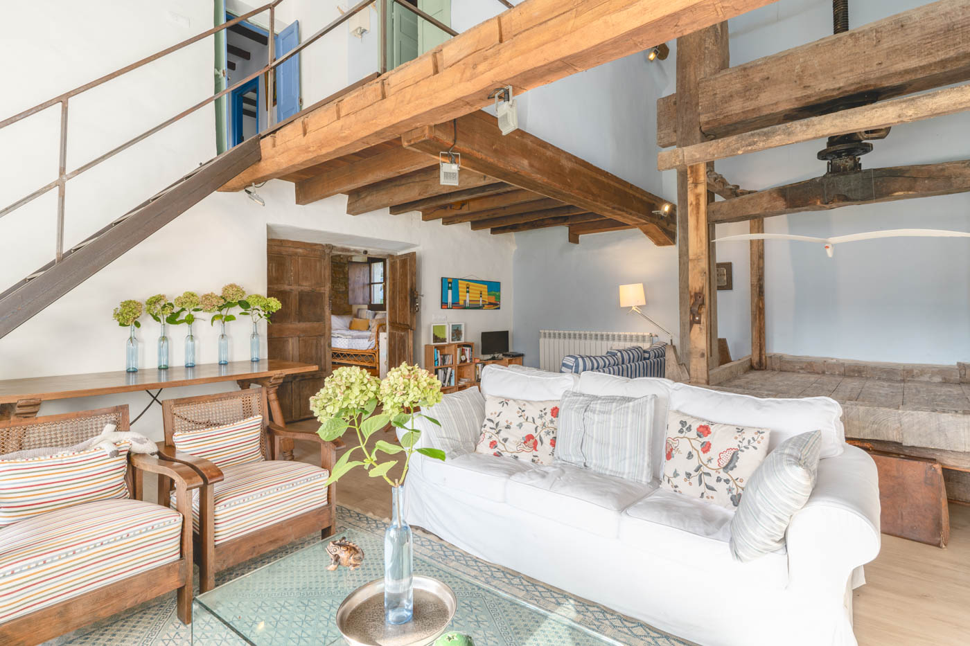 Salón y escalera de hierro (no apto para niños pequeños)