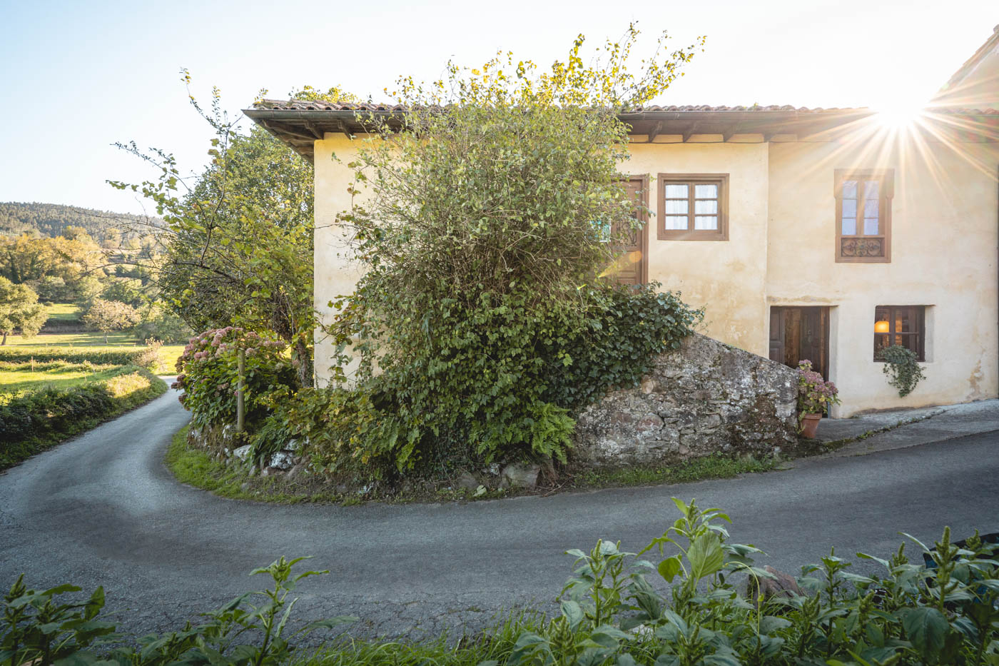 El camino rural conduce a otra casa y puede pasar un tractor
