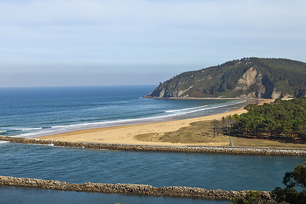 Playa Rodiles (con estuario rompeolas) a 3 km