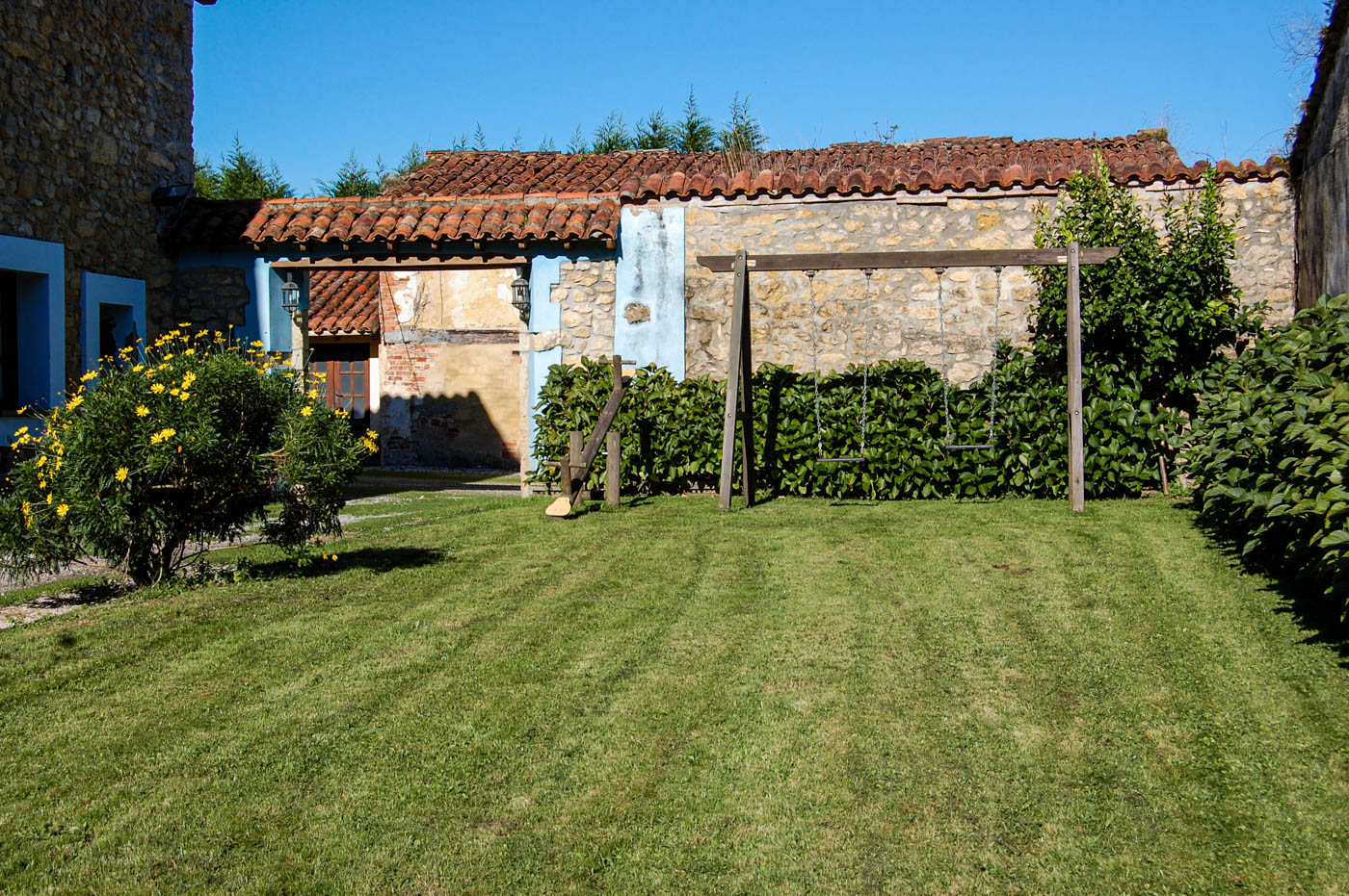 Los niños pueden jugar en los columpios