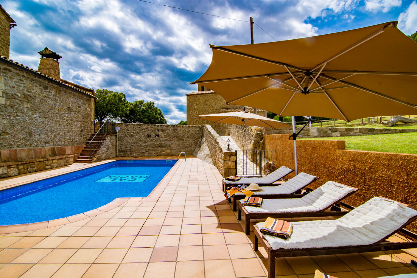 Amplia piscina privada con valla 