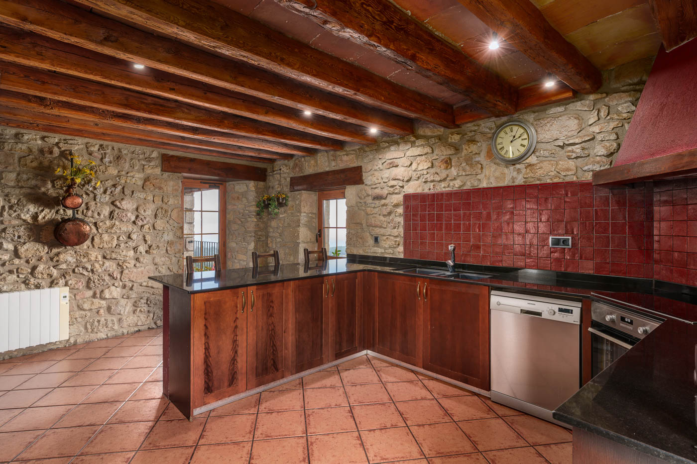 La cocina principal está bien equipada y tiene salida a terraza