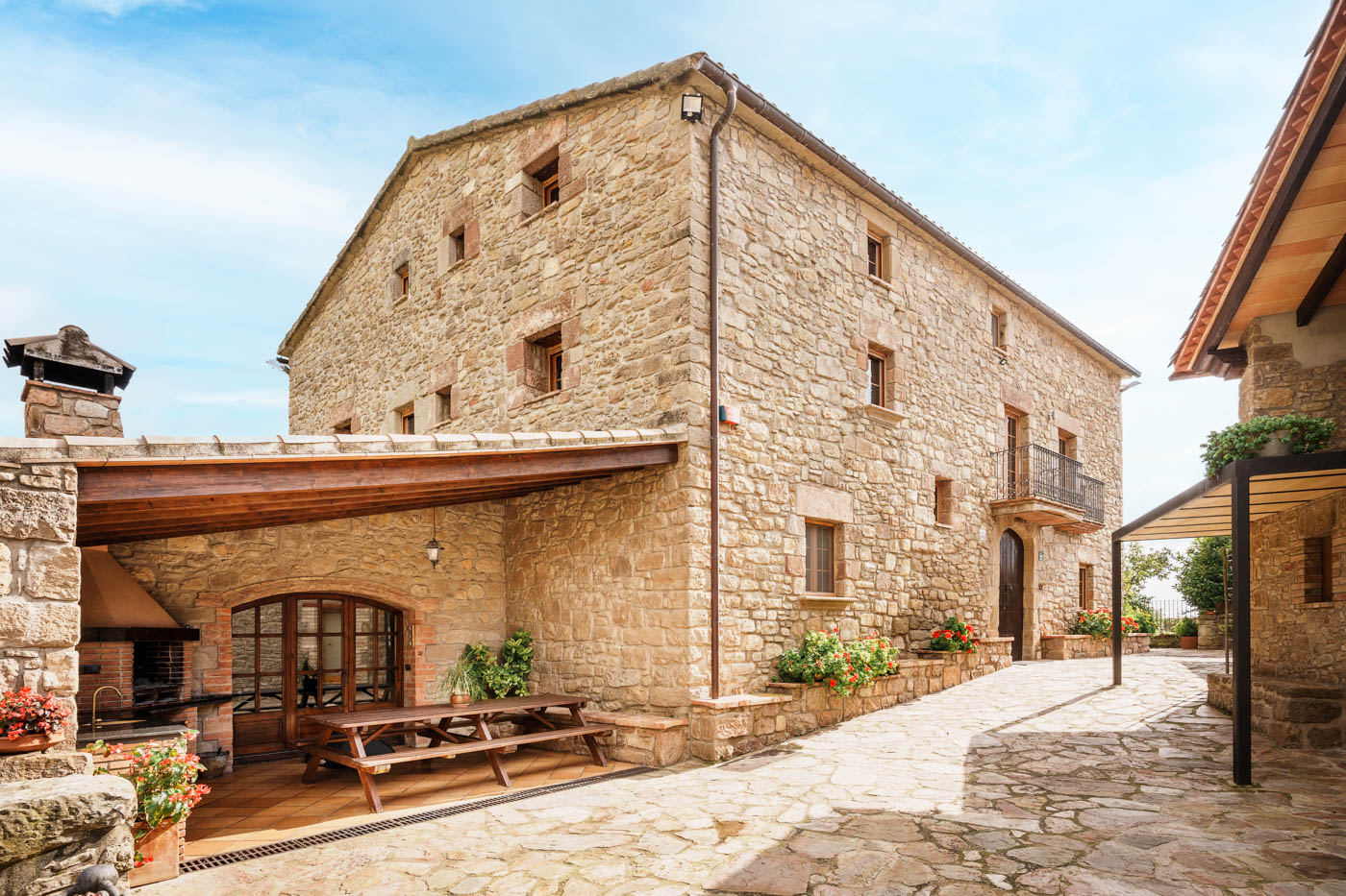 Fachada principal y entrada