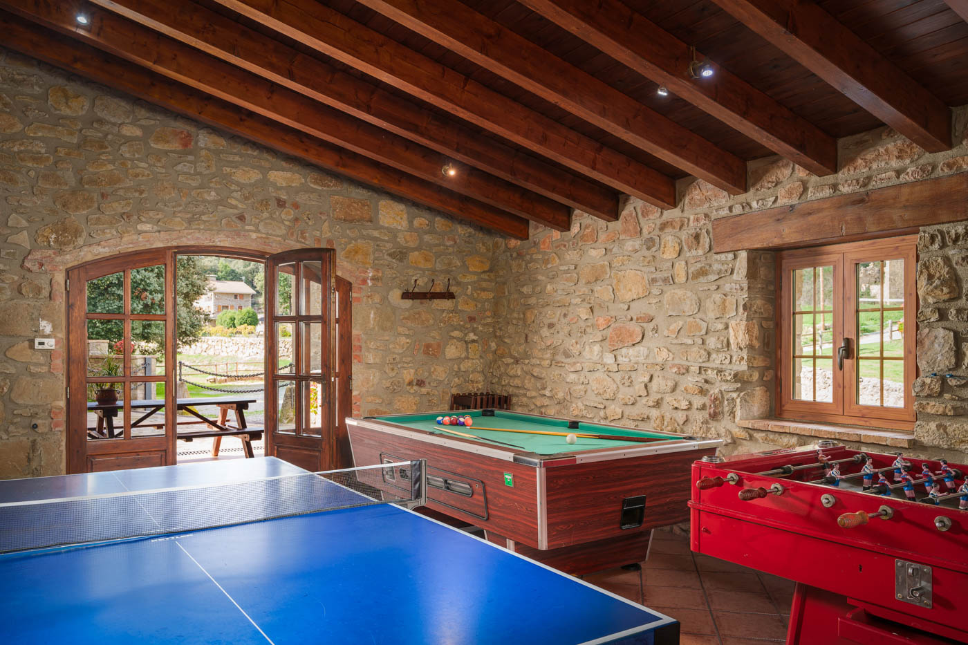 Zona de juegos con salida a porche amueblado