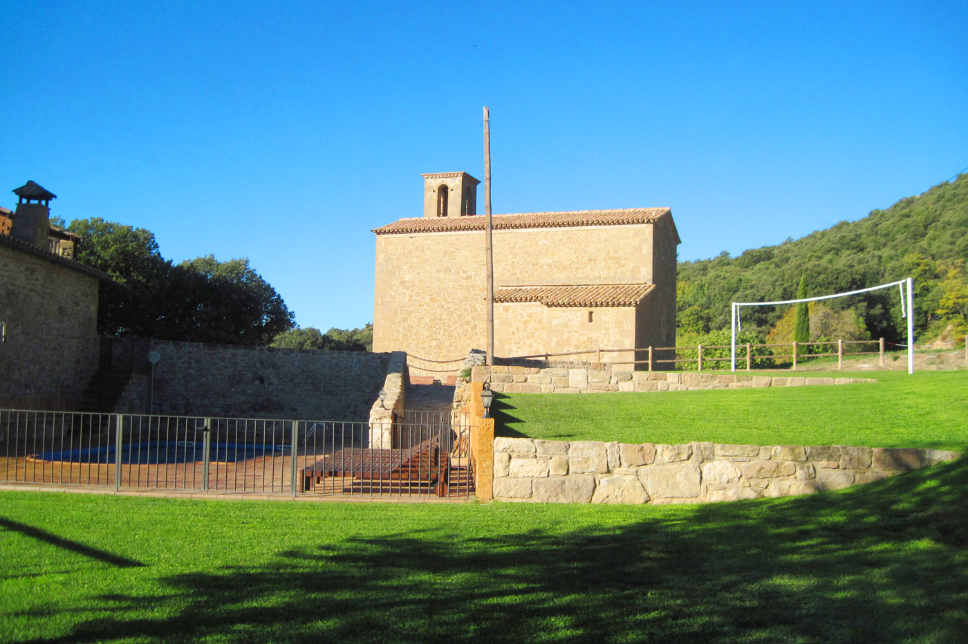 Hay una capilla al lado