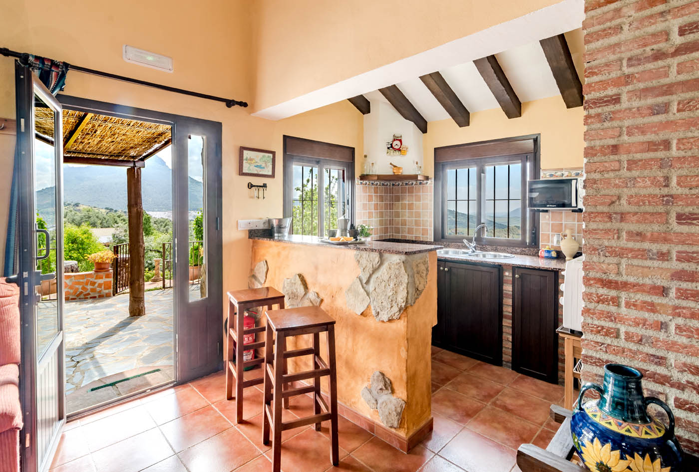 Kitchen with direct access to terrace for outdoor meals