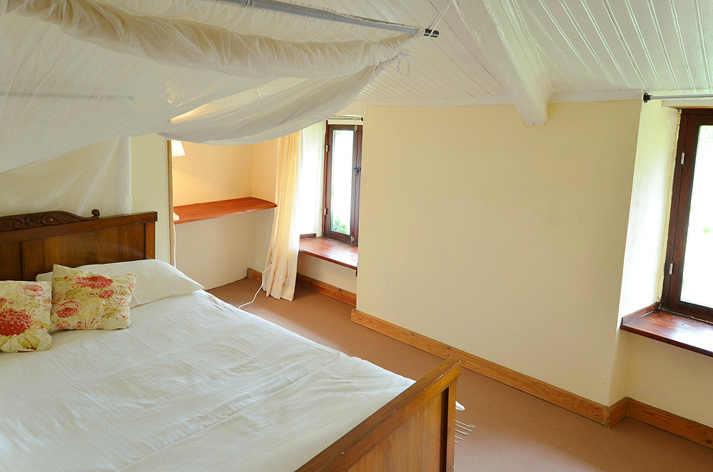 Three-quarter bedded room (bed against wall)