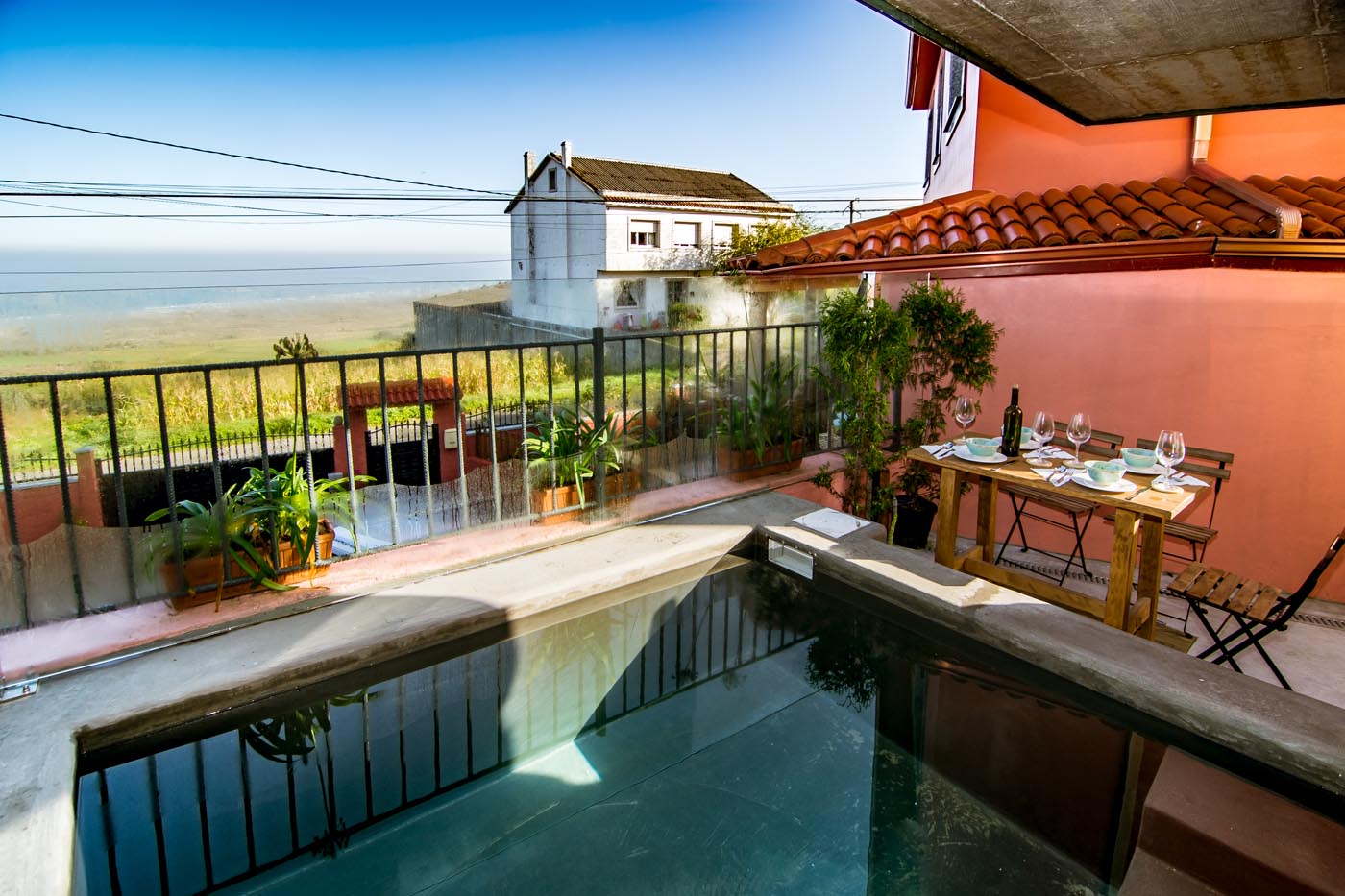 Sentado junto a la pequeña piscina con vistas al mar