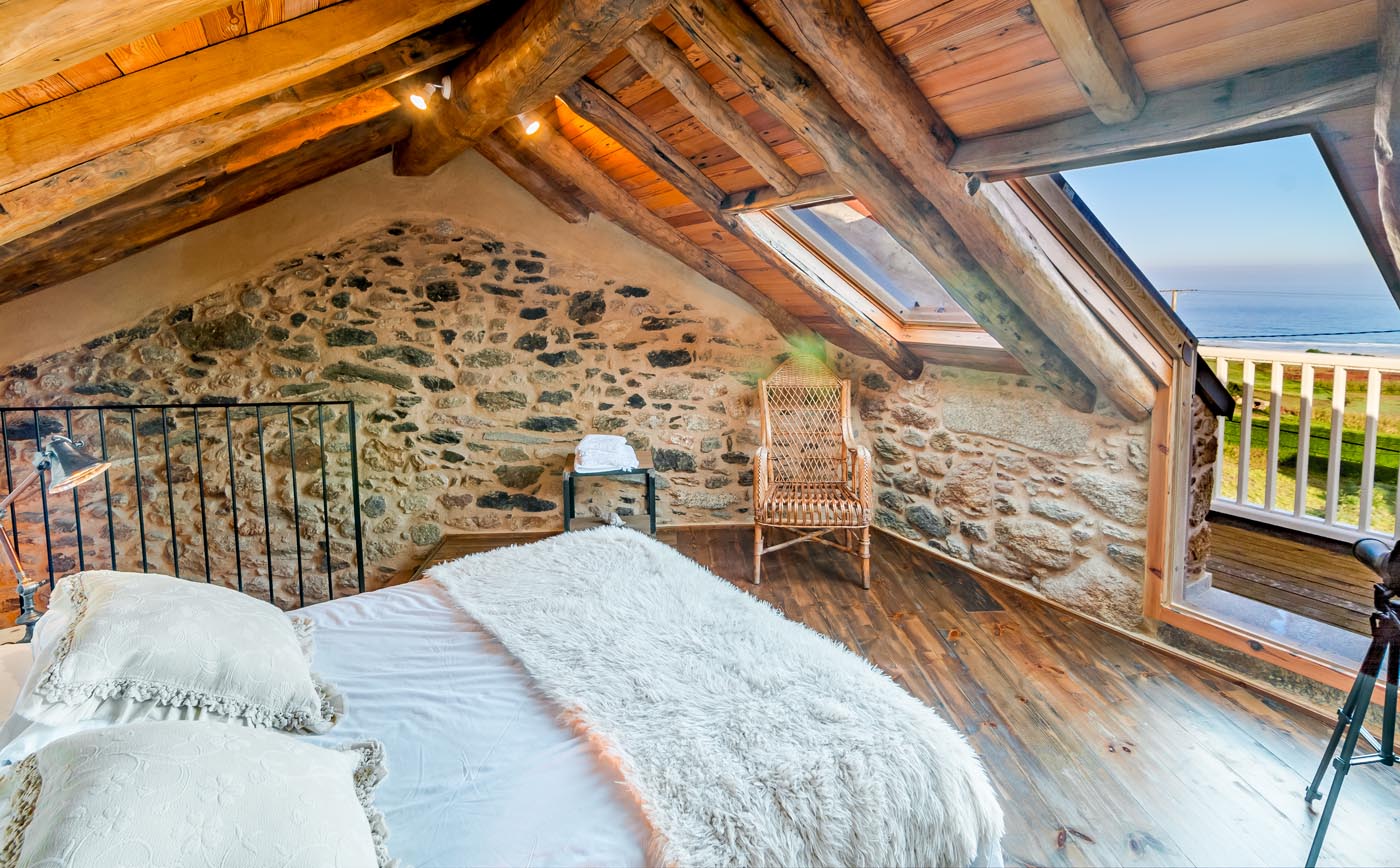 La habitación de la buhardilla reformada, con terraza