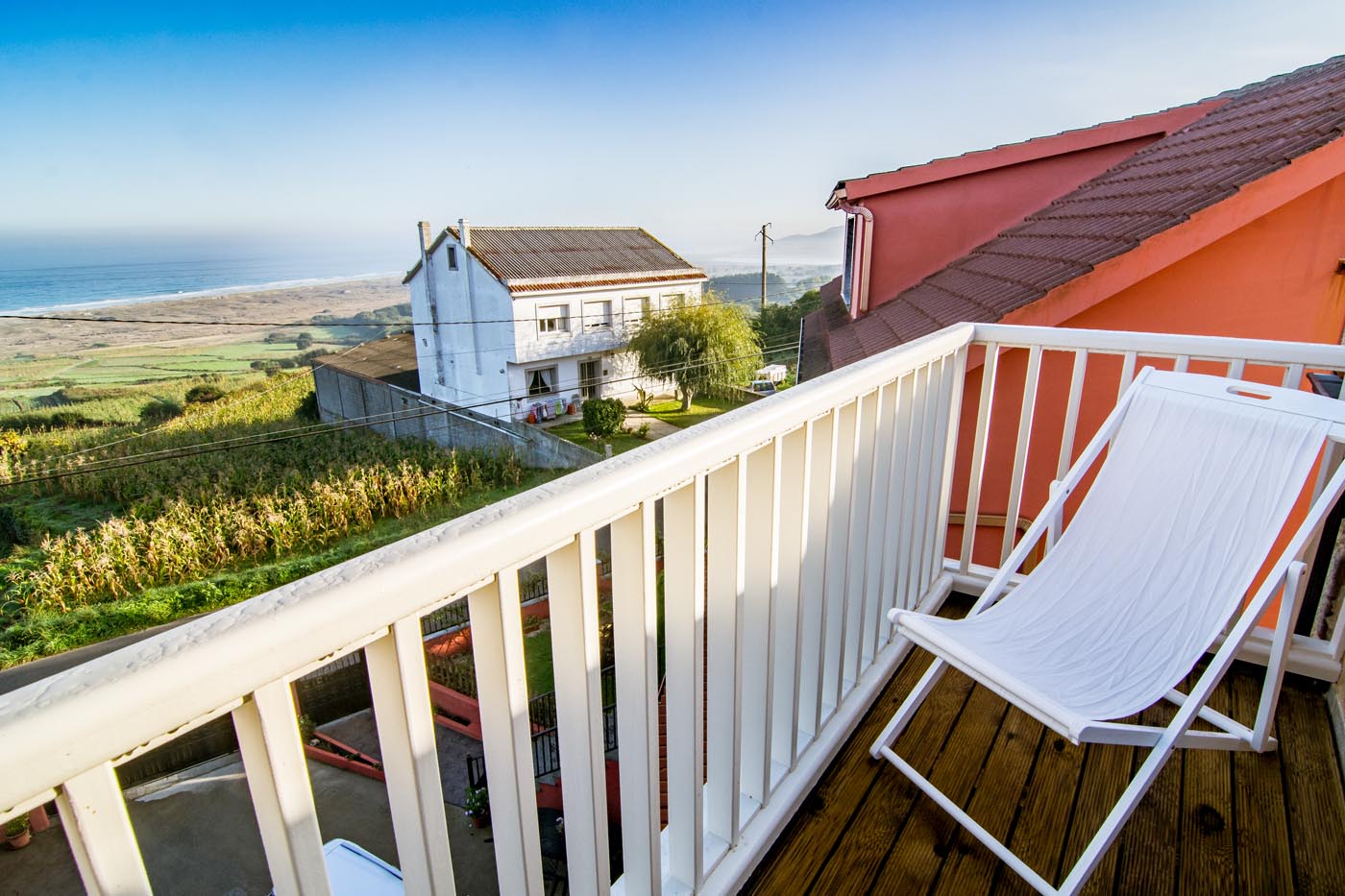 La habitación del ático tiene una pequeña terraza