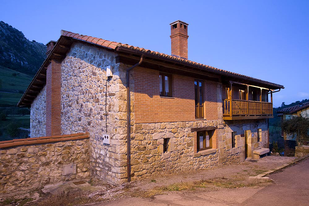 Pequeña aldea no turística en zona rural.
