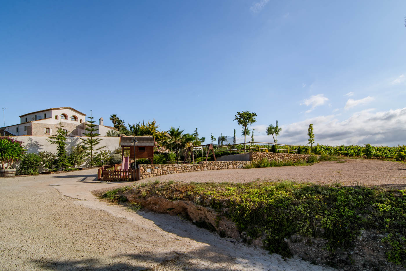 Al llegar a su propiedad vacacional conduciendo por viñedos