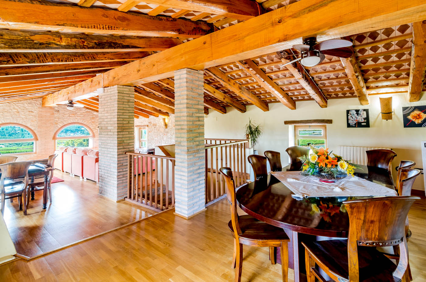 La habitación del ático tiene mesas adicionales con sillas 