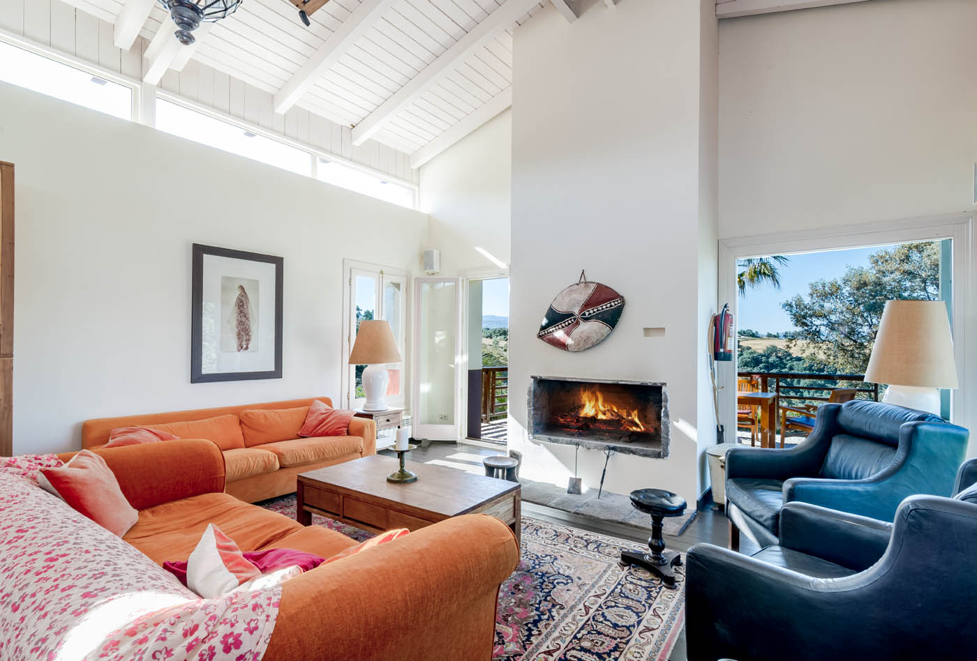 Salón con puertas a amplia terraza 