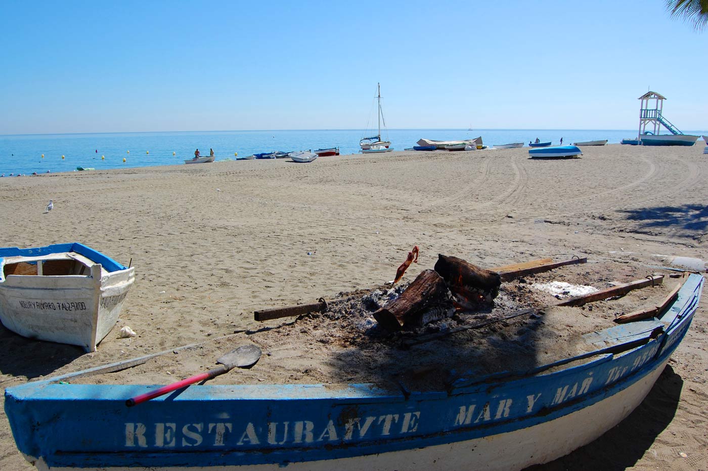 Los bares de pescado de la playa de Sabinillas están cerca