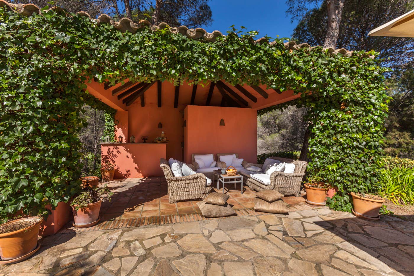 Zona de relax con bar junto a piscina