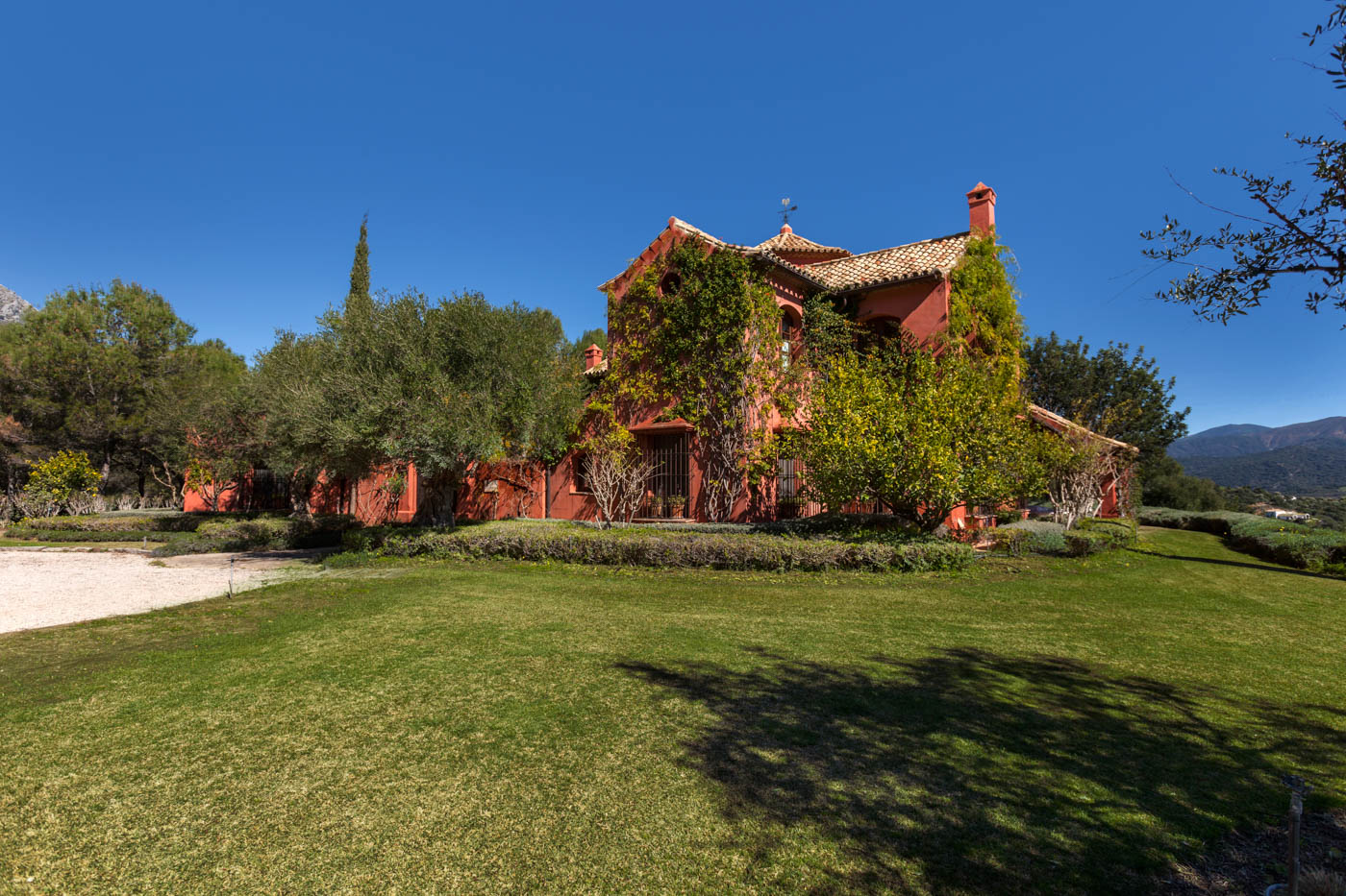 Amplias zonas de césped alrededor de la propiedad