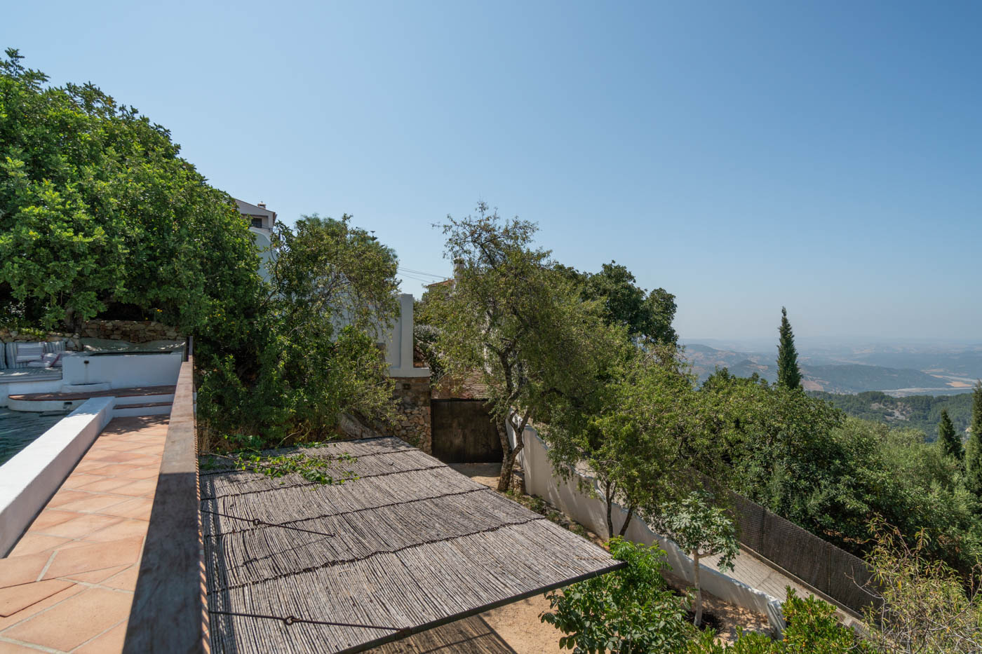 Aparcamiento privado debajo