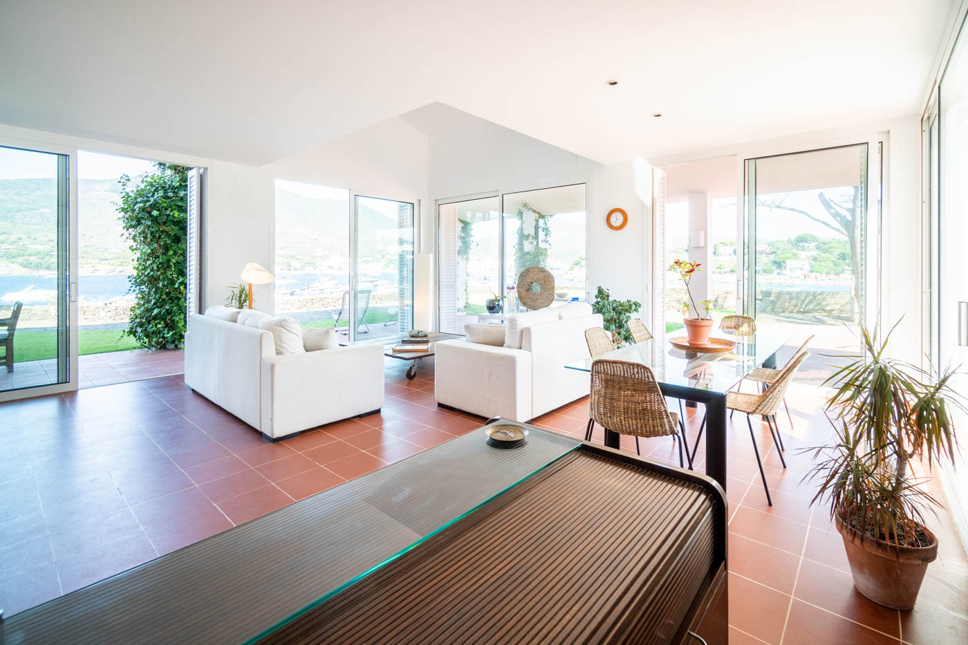 Ample spaces with doors opening to gardens