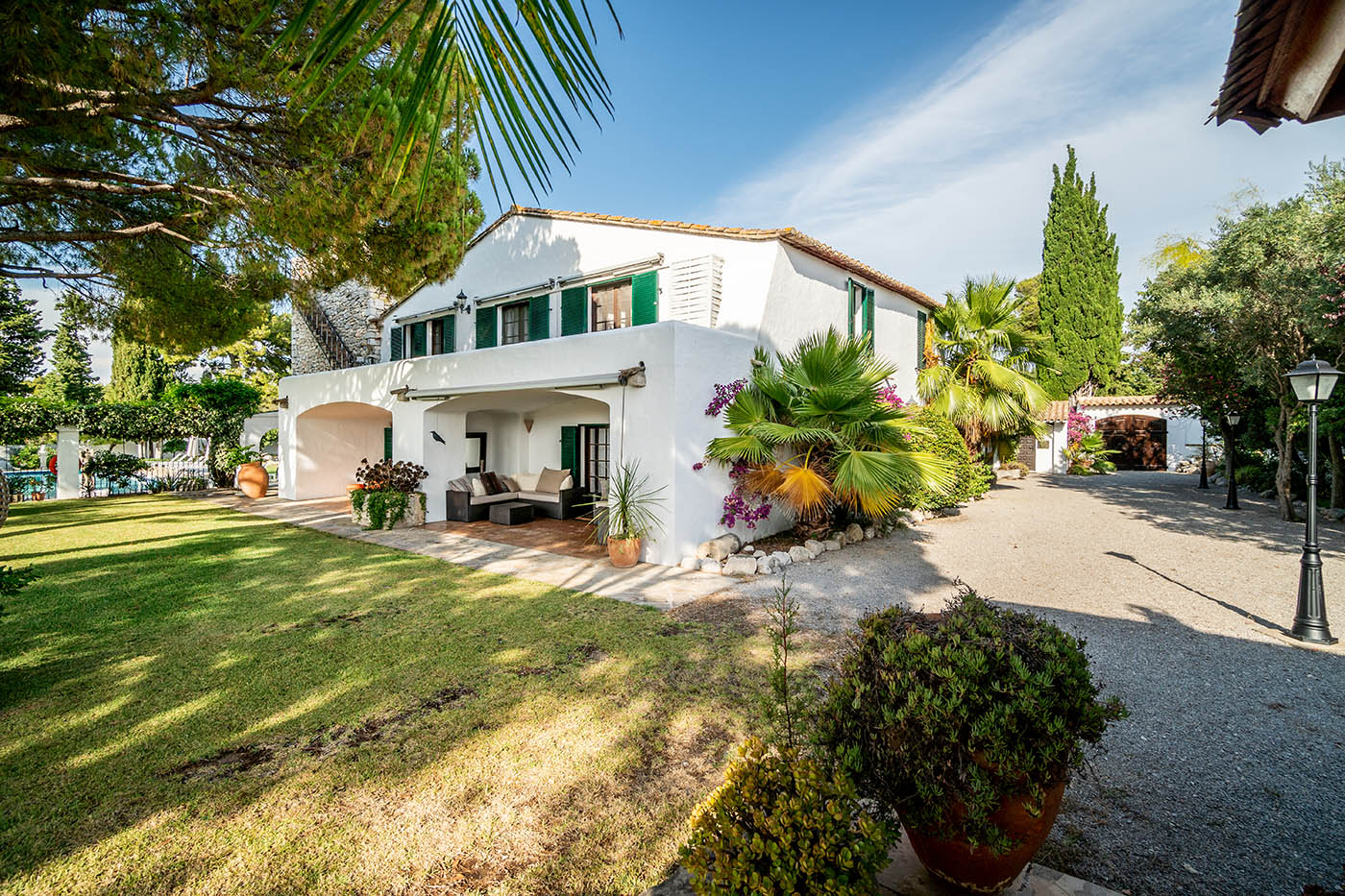 Main house with 6 bedrooms on 2 floors