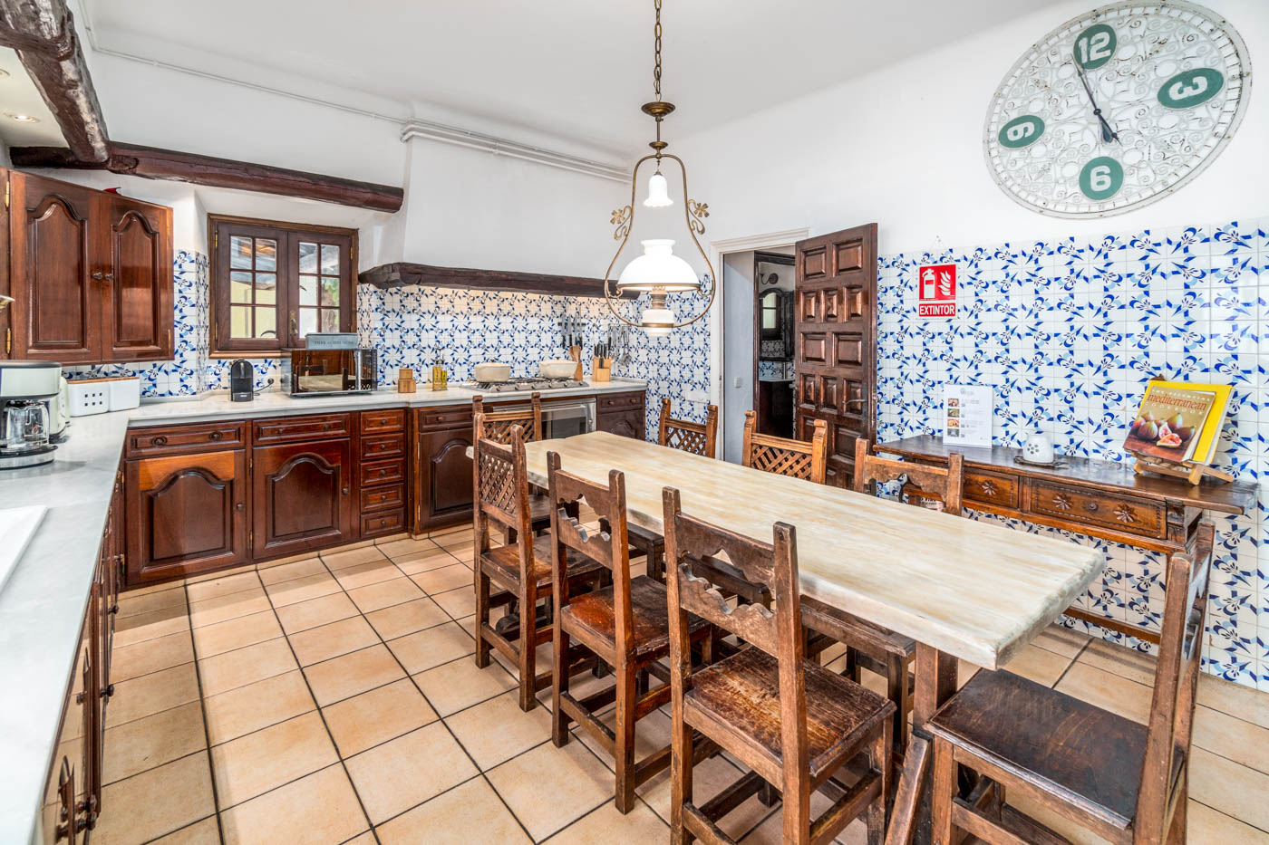 Main kitchen with breakfast table