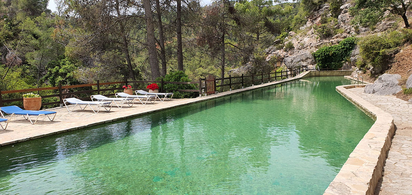 Una enorme piscina / alberca para nado