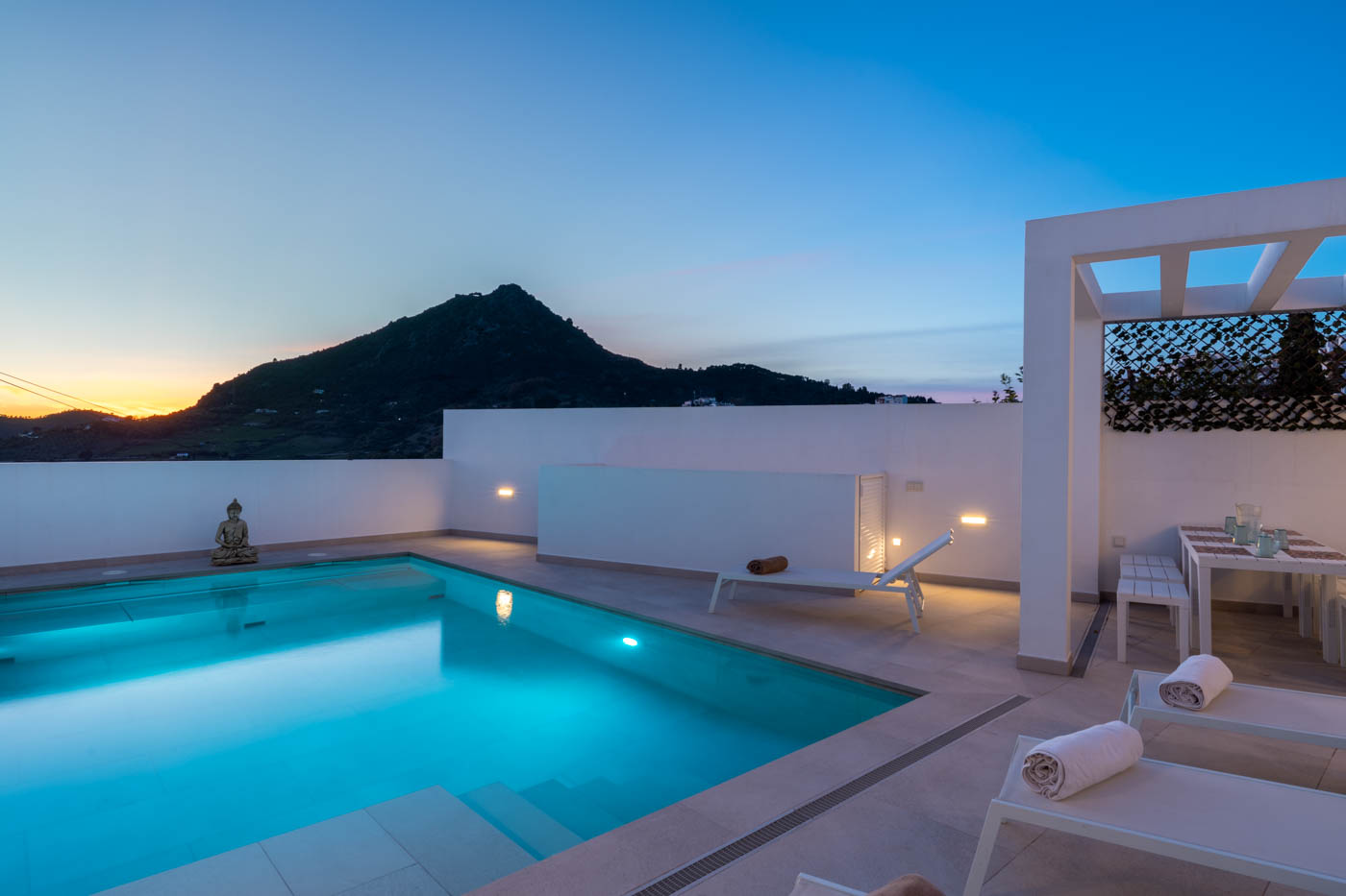 La piscina tiene climatización solar y cubierta eléctrica