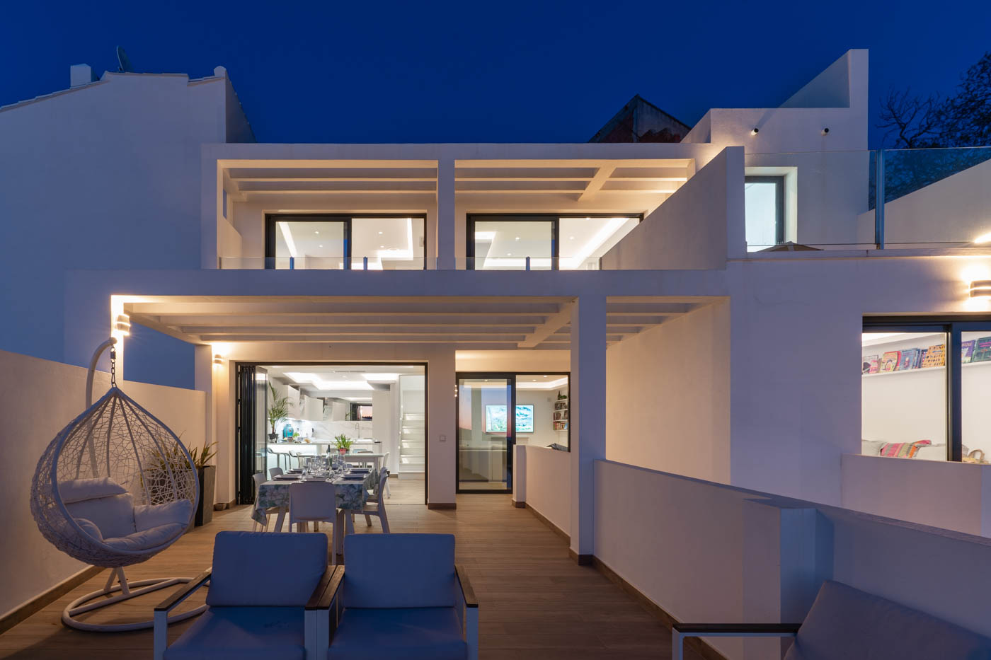 Sal a cenar por el pueblo y vuelve a tu impresionante villa