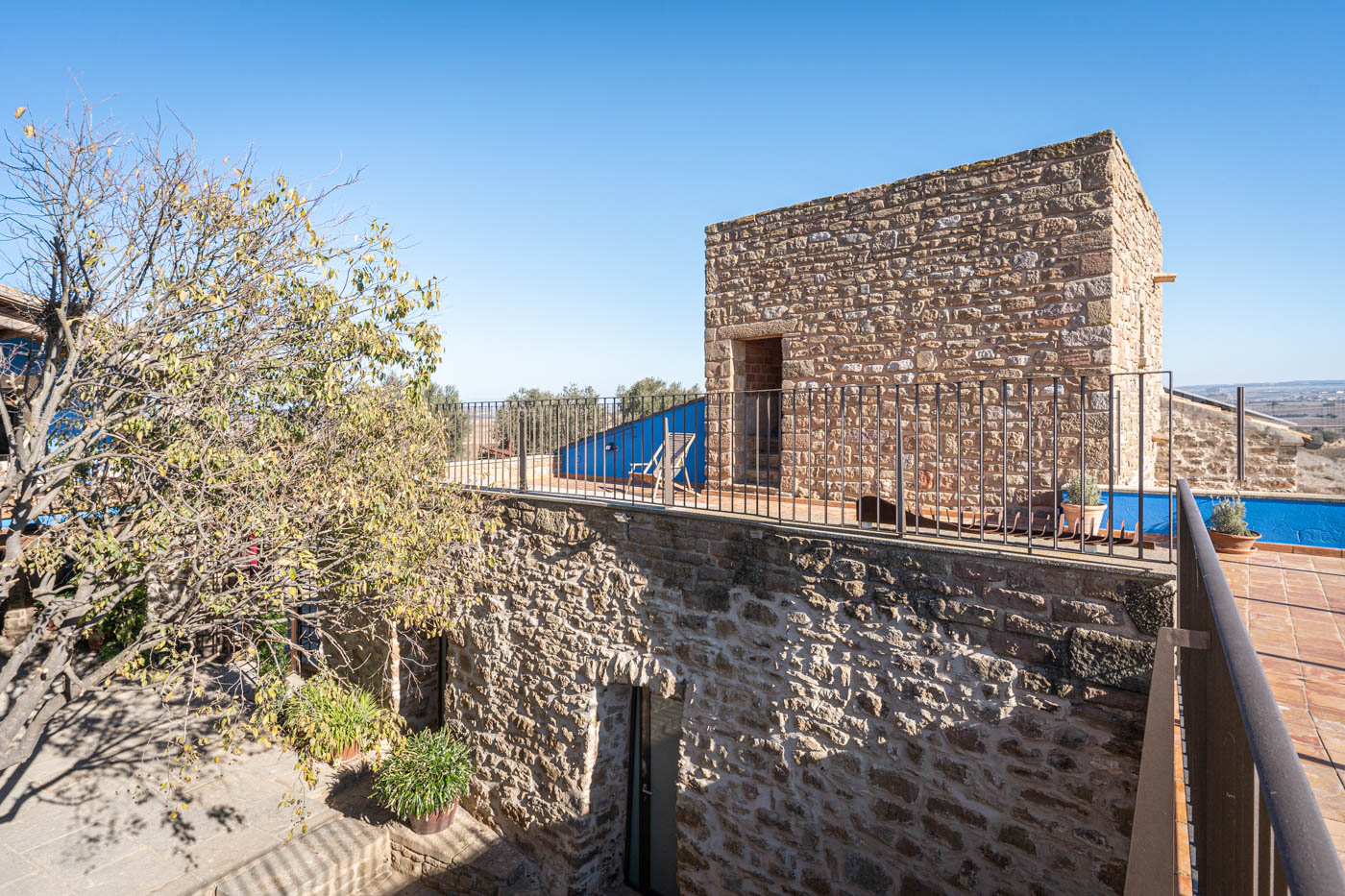 Torre medieval con acceso a mirador (niños deben supervisarse)