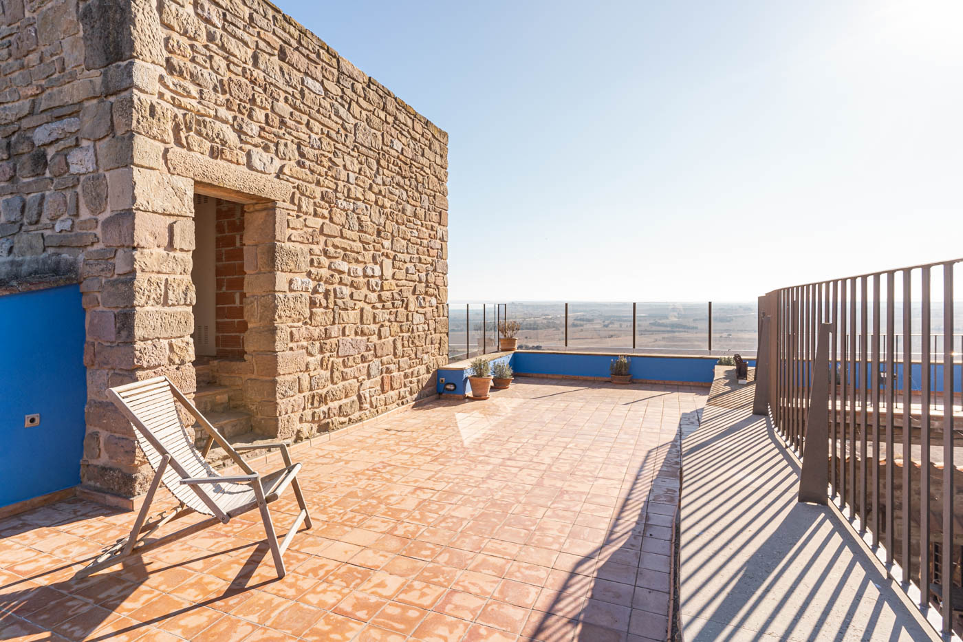 Terraza principal con antigua torre