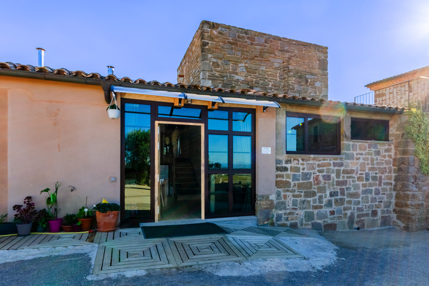 Puerta de entrada al anexo (La Torre) desde zona de parking 