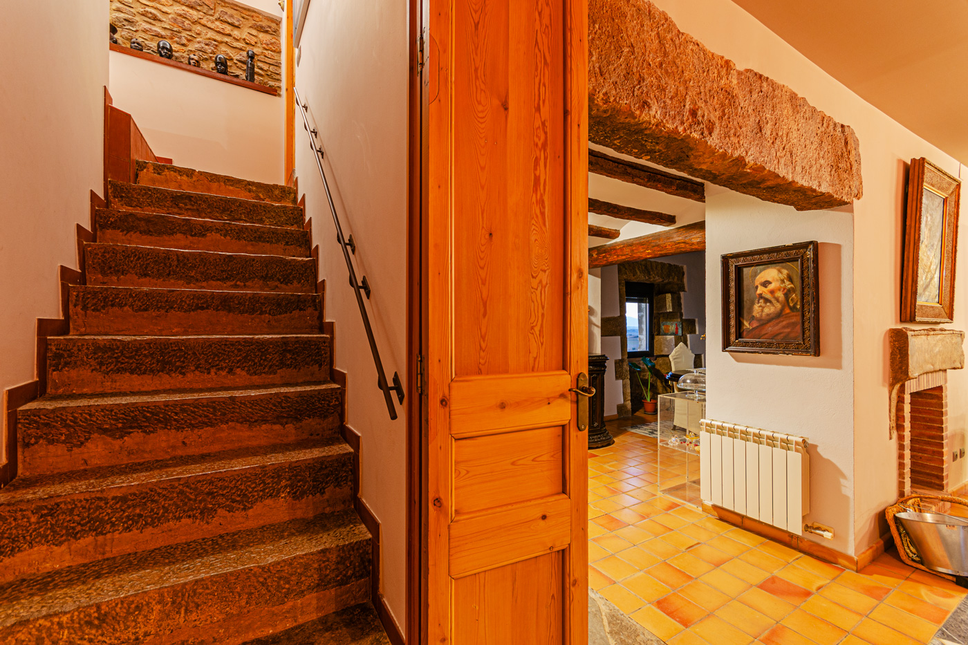 Acceso a segunda planta desde salón (algo empinadas)