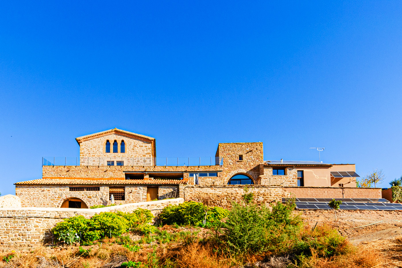 Masía a la izquierda y Torre (anexo) a la derecha