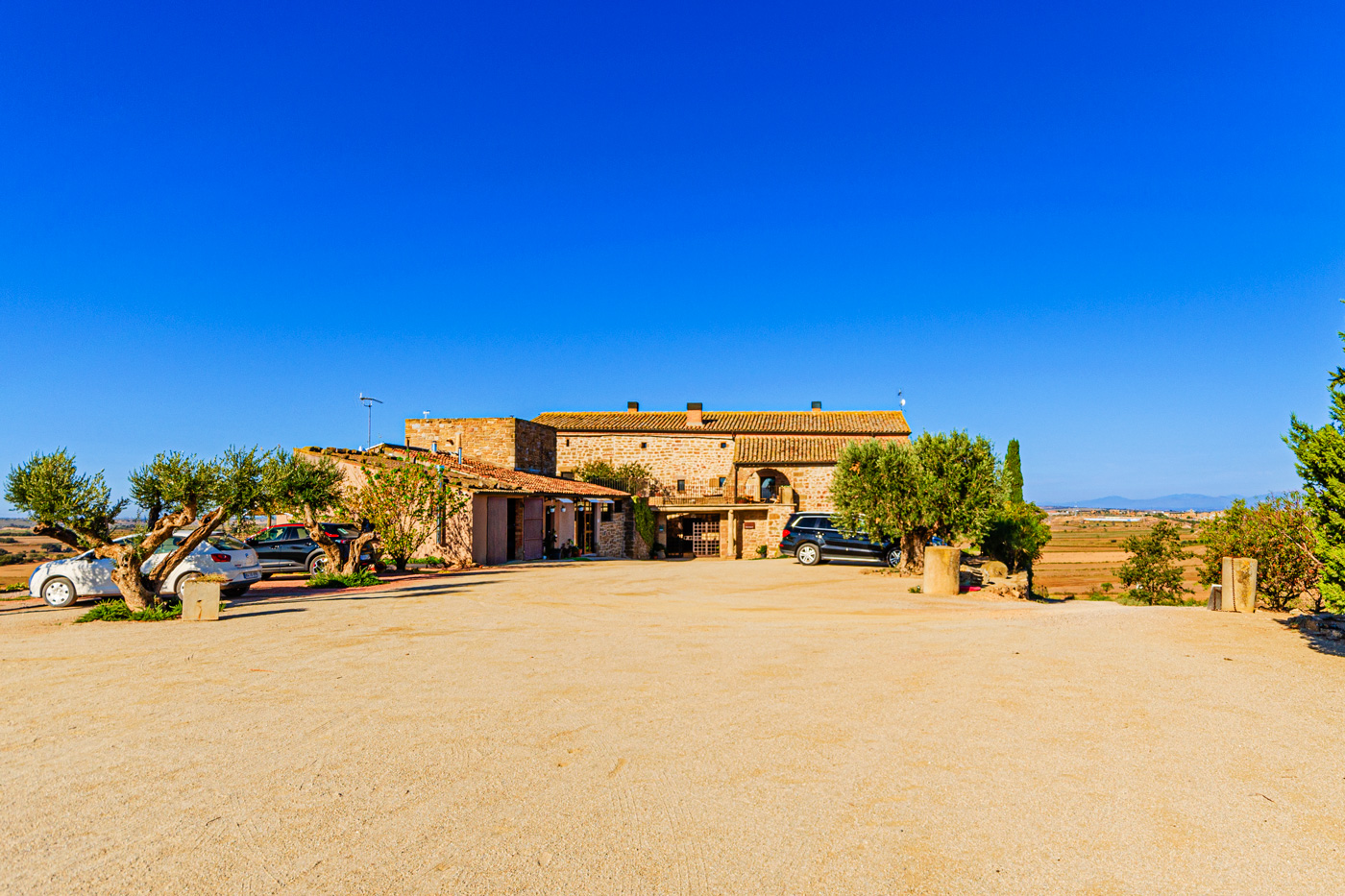 Acceso a parking de Masía y Torre