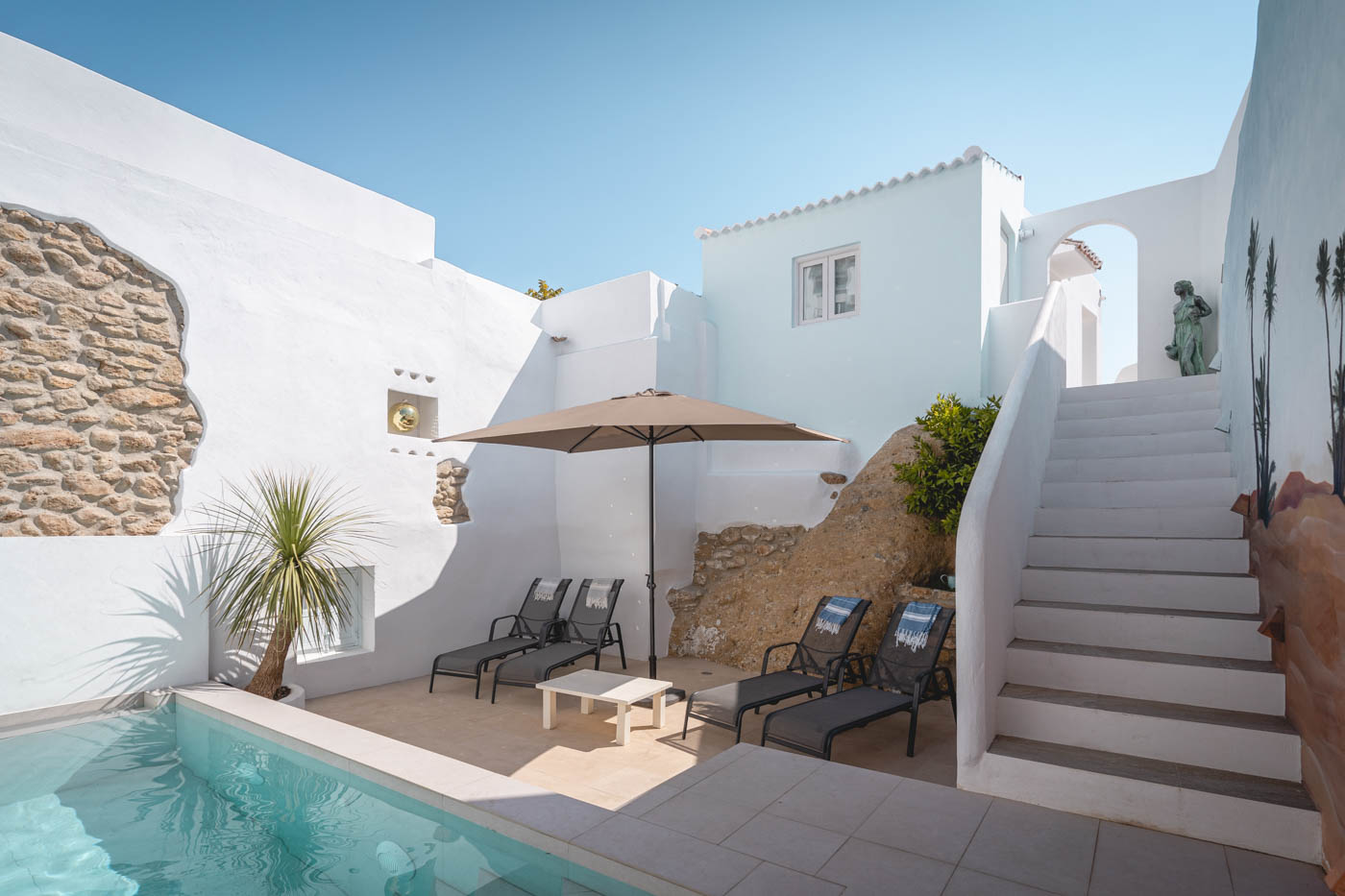 La piscina principal no se puede ver desde otras casas