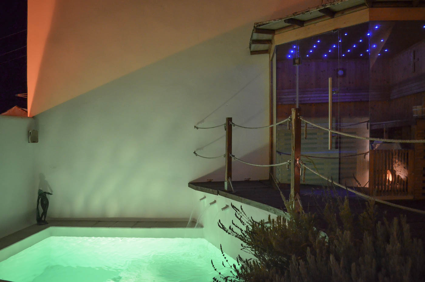 La sauna finlandesa está junto a la segunda piscina