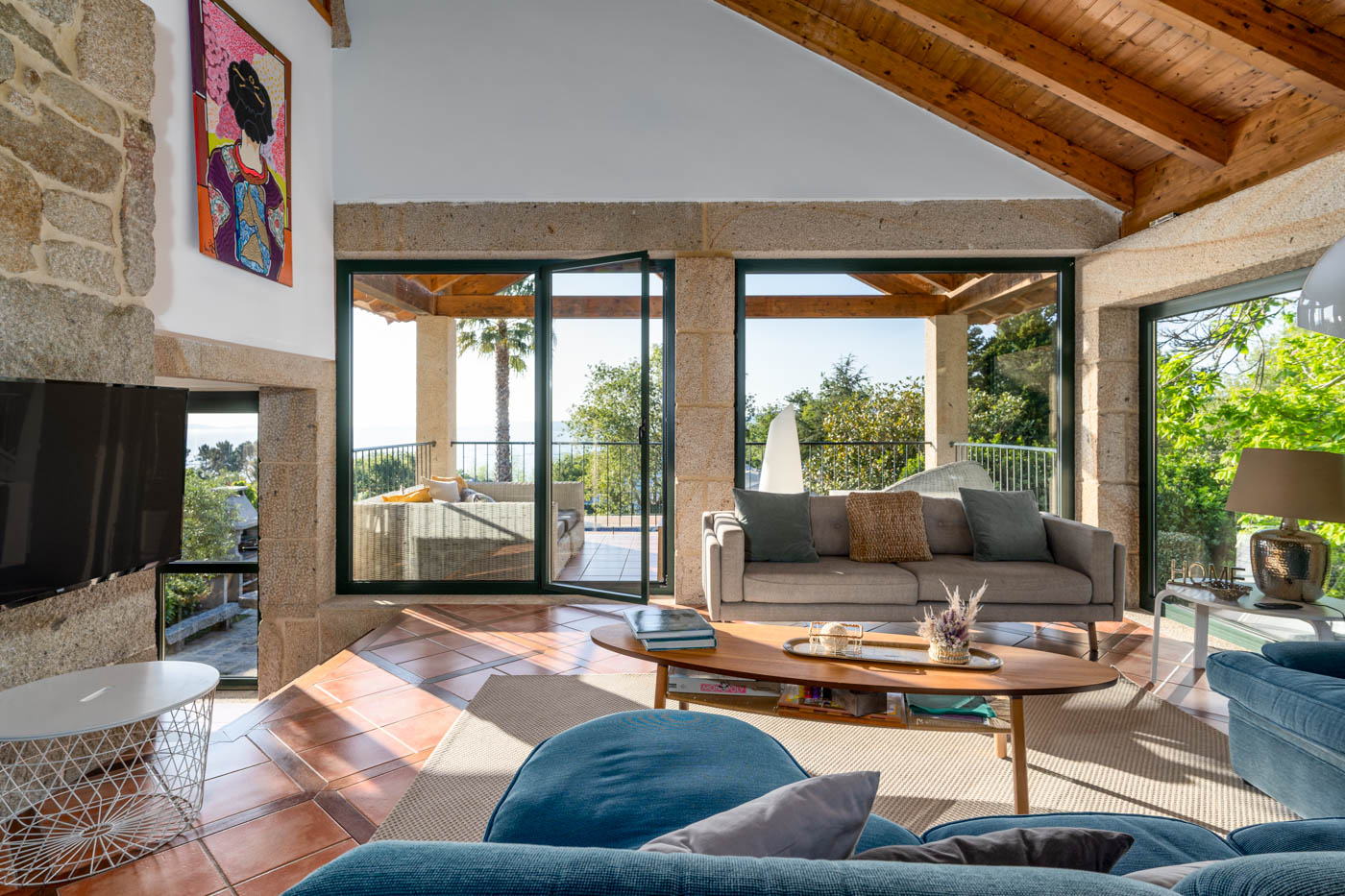 Espacioso salón con puertas a las terrazas