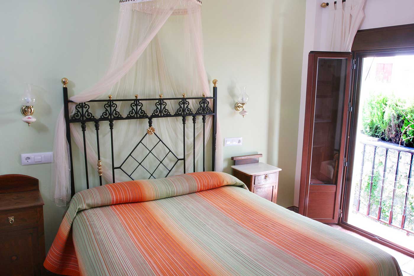 Dormitorio con balcon