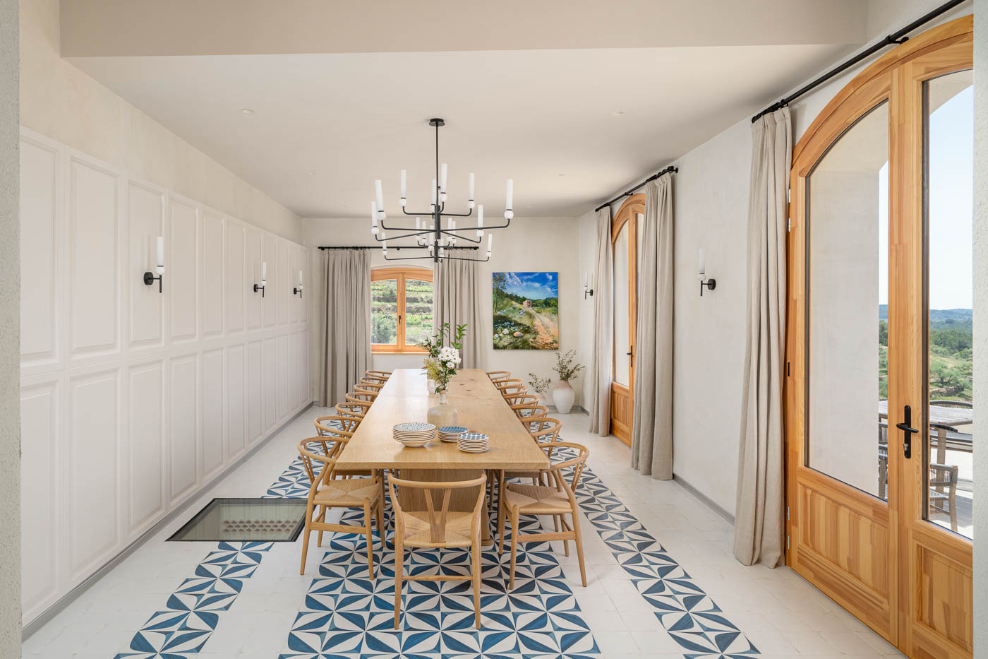 Comedor con puertas a terrazas