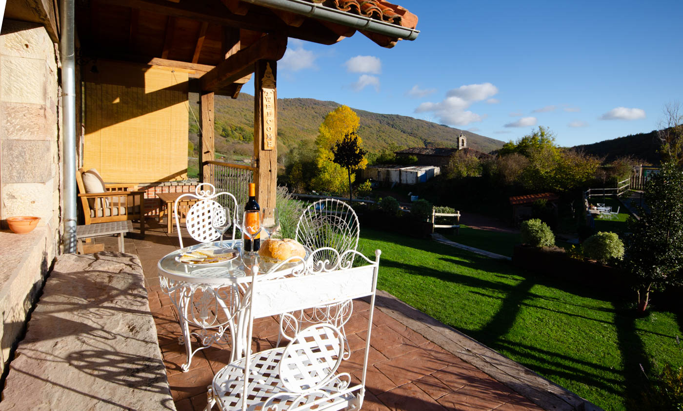 Estás rodeado de tupidos bosques