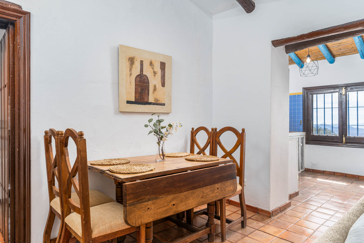 La mesa del comedor es para 4 personas